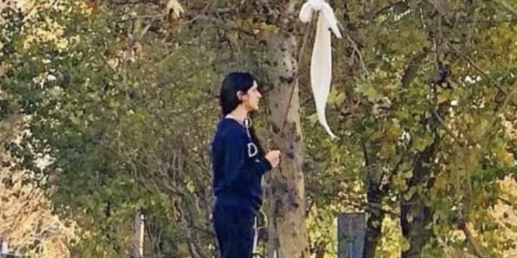 İran'da başörtüsü protestoları nasıl başladı, kadınlar ne diyor?