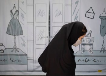 İran'da kadınlar başörtü yasalarına tepki olarak başlarını açıyor