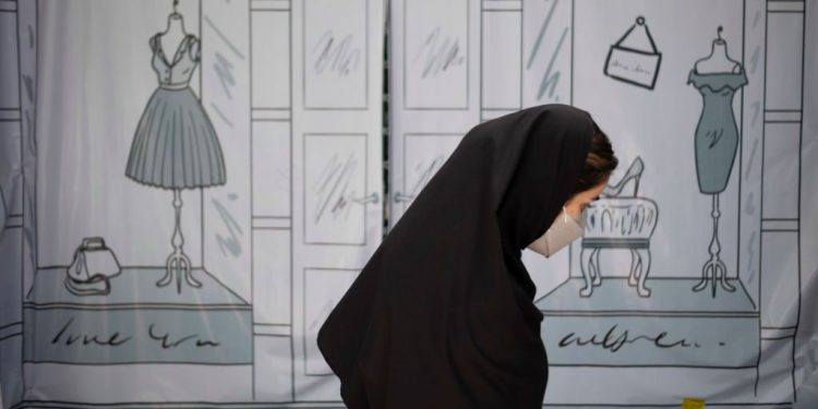 İran'da kadınlar başörtü yasalarına tepki olarak başlarını açıyor