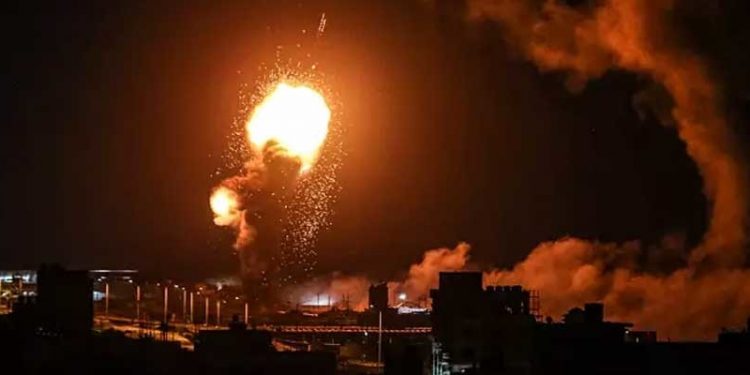 İsrail, roket saldırısının ardından Hamas'a ait iki noktayı vurdu