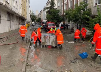 İstanbul Valisi Yerlikaya: 128 daire, 12 iş yeri, 3 fabrika su baskınından etkilendi