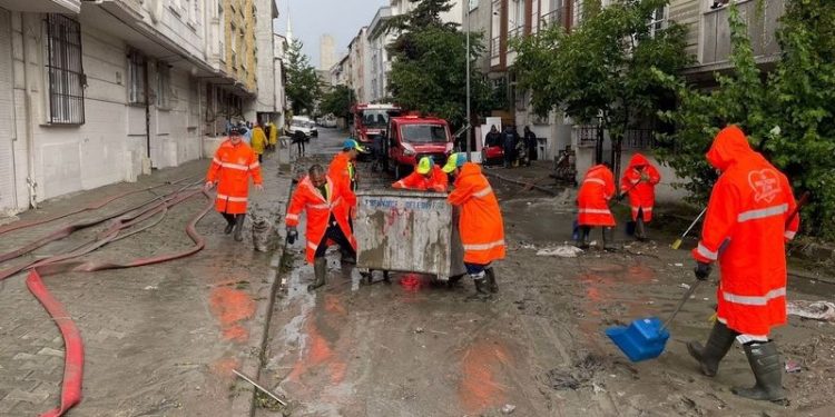 İstanbul Valisi Yerlikaya: 128 daire, 12 iş yeri, 3 fabrika su baskınından etkilendi