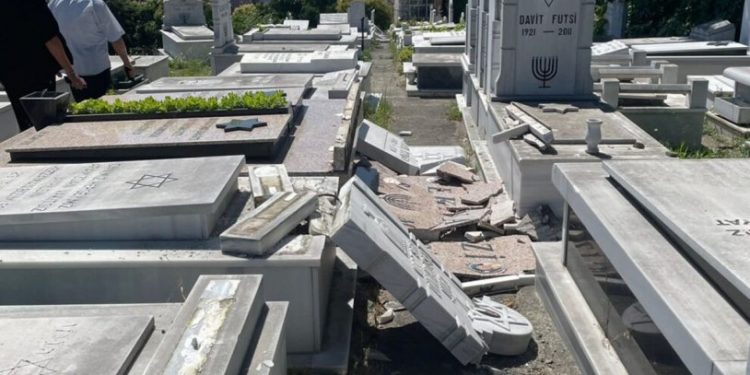 İstanbul'da Yahudi mezarlığına çirkin saldırı