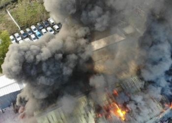 İstanbul'da geri d&ouml;n&uuml;ş&uuml;m fabrikasında yangın