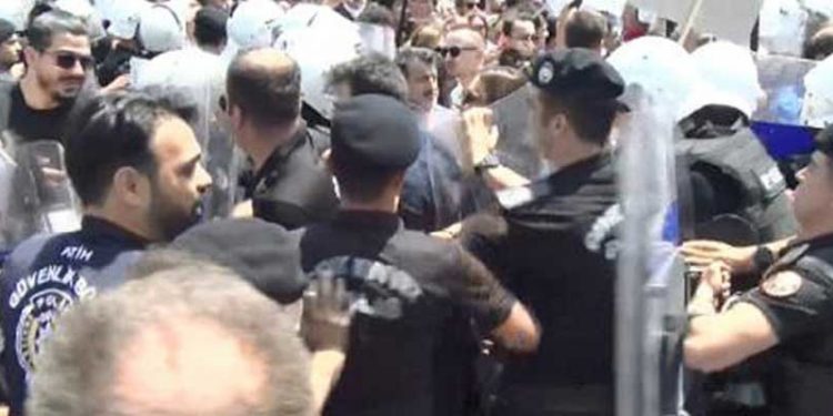 İstanbul'daki sağlık çalışanları eylemine polis müdahale etti