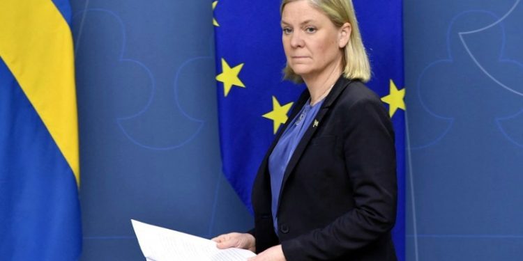 İsveç hükümetinden milletvekillerinin 'PKK bayraklı poz'una kınama