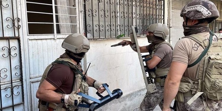 IŞİD operasyonunda 13 kişi gözaltına alındı: Yasa dışı yollarla Türkiye'ye girmişler