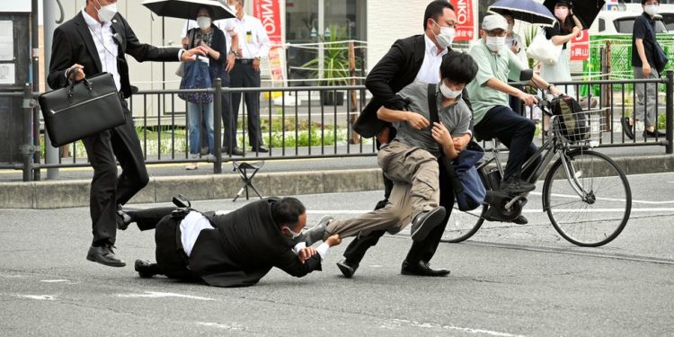 Japon polisi Şinzo Abe'nin öldürülmesinde güvenlik açığı olduğunu kabul etti