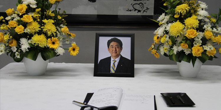 Japonya'da suikasta uğrayan eski Başbakan Abe Şinzo için resmi cenaze töreni krizi