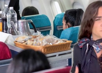 Kabin görevlisinden itiraf: Mecbur kalmadıkça uçakta asla çay veya kahve içmeyin