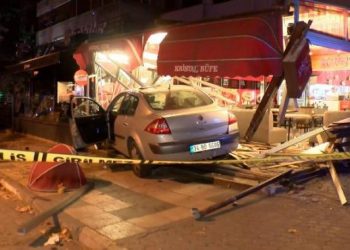 Kadıköy'de otomobil büfeye daldı