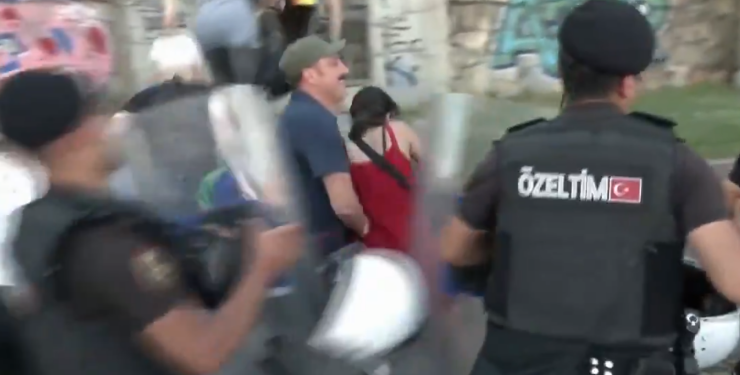 Kadınlardan, tacizci polis amirinin soruşturulması için kampanya