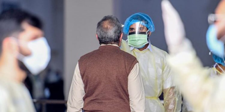 Katar'da artan Covid-19 vakaları nedeniyle kapalı mekanlarda maske zorunluluğu getirildi