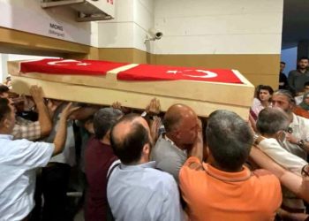 Katledilen Dr. Karakaya’nın cenazesinde Bakan Koca’ya tepki