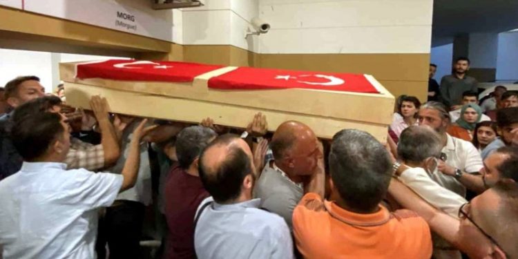 Katledilen Dr. Karakaya’nın cenazesinde Bakan Koca’ya tepki