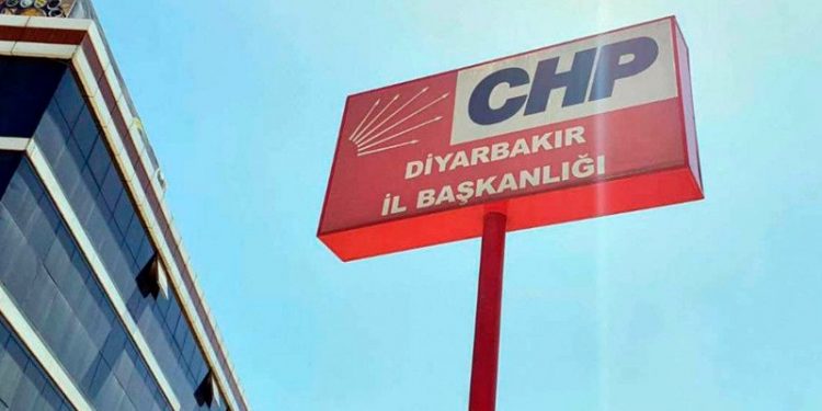Kayyım heyeti, polis eşliğinde CHP Diyarbakır İl Örgütü’ne girdi