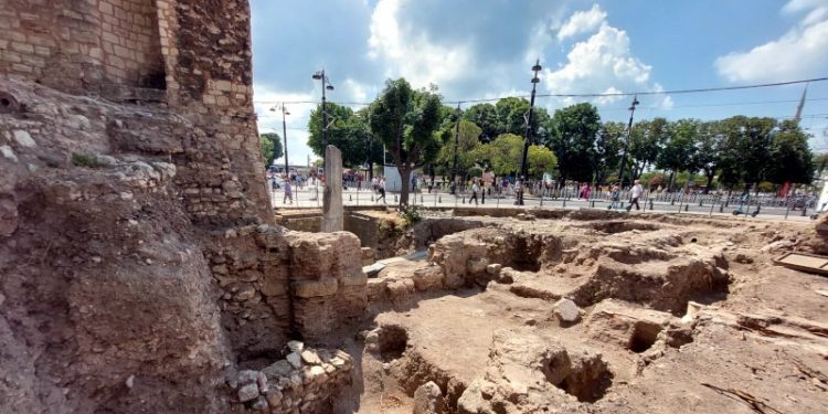 Kazdıkça tarih çıkıyor: Osmanlı’ya ait mahalle, Bizans’tan kalma duvarlar bulundu