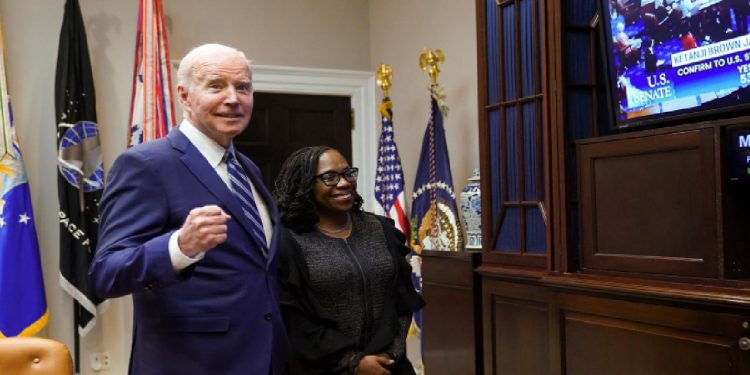 Ketanji Jackson: ABD senatosunun onayladığı yargıç, Yüksek Mahkeme'nin ilk siyah kadın üyesi olacak