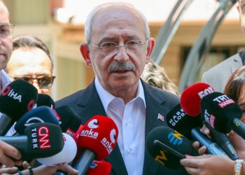 Kılıçdaroğlu, 28 Şubat sürecinde meslekten atılan öğretmeni ziyaret etti