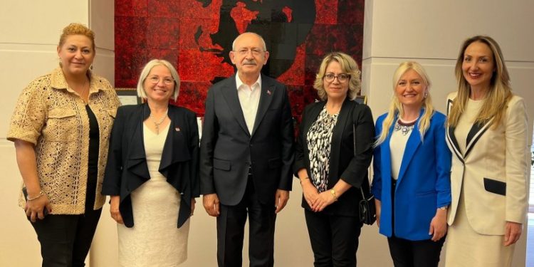 Kılıçdaroğlu, son bir yılda partiye katılan 85 bininci kadın üyeye CHP rozeti taktı