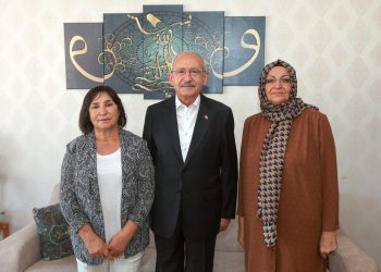 Kılıçdaroğlu’ndan 28 Şubat mağduru Sultan Kara’ya evinde ziyaret