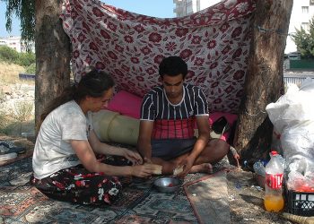 Kira ödeyemediği için evden atılan aile, bayramı sokakta karşıladı