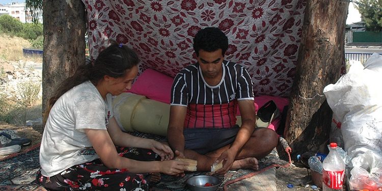 Kira ödeyemediği için evden atılan aile, bayramı sokakta karşıladı