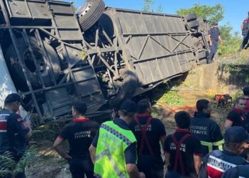 Kırklareli'nde yolcu otob&uuml;s&uuml; devrildi: 6 &ouml;l&uuml;, 25 yaralı