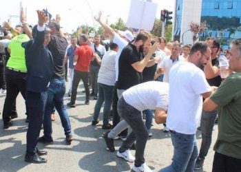 Kocaeli'de plaka eylemi yapan servisçilere biber gazlı müdahale