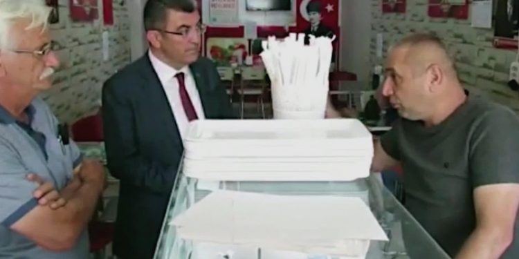 Konyalı esnaf: Halk TV'yi, Fox TV'yi kapatmadığım için çocuğumu işinden ettiler