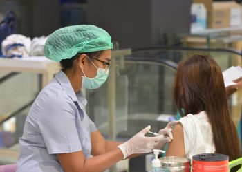 Koronavirüs aşıları etkinliğini kaybediyor: ‘Sonbahar zor geçecek’
