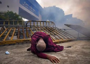 Krizin vurduğu Sri Lanka'da protestocular hükümet binasını bastı