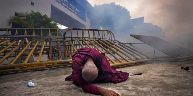 Krizin vurduğu Sri Lanka'da protestocular hükümet binasını bastı