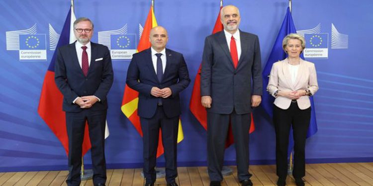 Kuzey Makedonya ve Arnavutluk'un AB'ye tam üyelik müzakereleri başladı