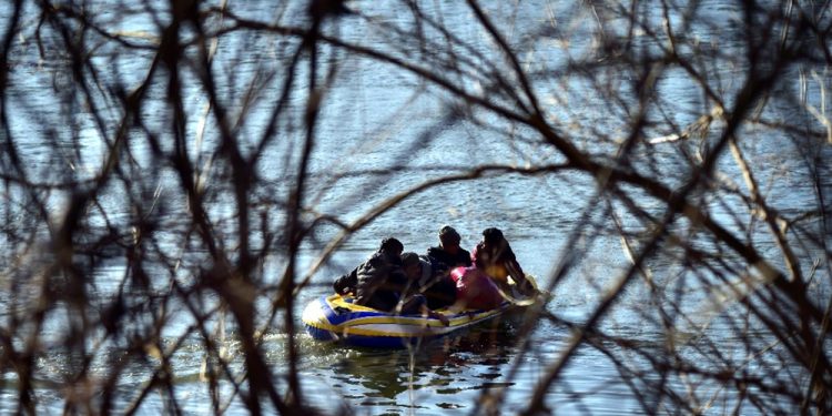 Le Monde, Meriç’te geri itmelerde kullanılan ‘köle’ mültecileri görüntüledi