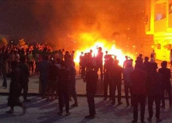 Libya’da eylemciler Tobruk’taki Temsilciler Meclisi'ni ateşe verdi
