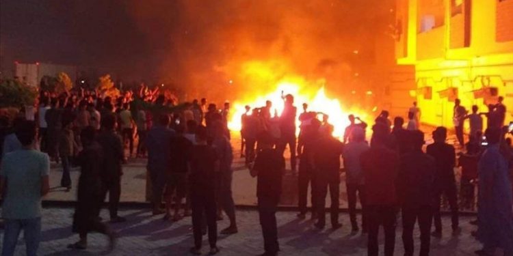 Libya’da eylemciler Tobruk’taki Temsilciler Meclisi'ni ateşe verdi