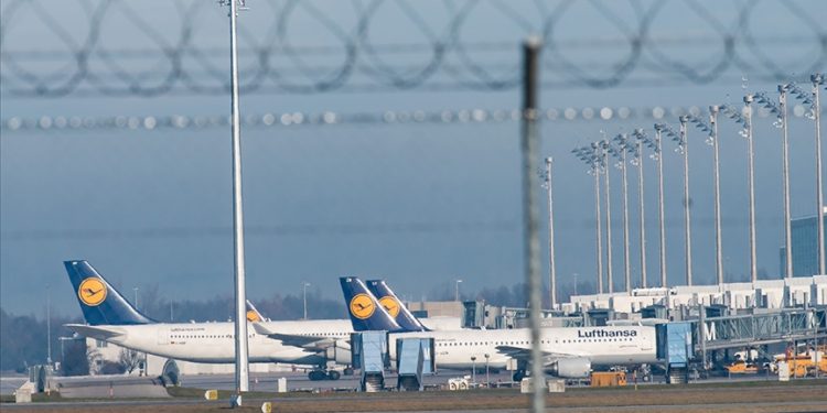Lufthansa, uyarı grevi nedeniyle binden fazla uçuşu iptal etti