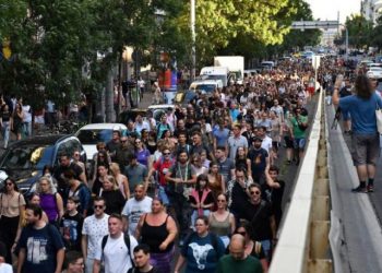 Macaristan'daki hükümete karşı protestolar artarak sürüyor: Başkentte halk yolları kapattı