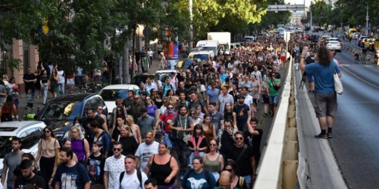 Macaristan'daki hükümete karşı protestolar artarak sürüyor: Başkentte halk yolları kapattı