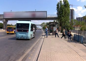 Maltepe'deki üst geçitte çırılçıplak soyunan erkek, bir kadına cinsel saldırıda bulundu