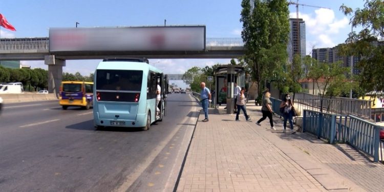 Maltepe'deki üst geçitte çırılçıplak soyunan erkek, bir kadına cinsel saldırıda bulundu