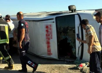 Manisa'da tarım işçilerini taşıyan minibüs devrildi: 1'i ağır, 21 yaralı