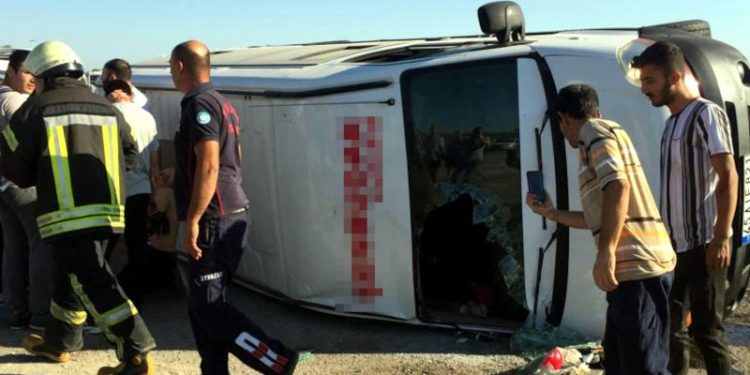 Manisa'da tarım işçilerini taşıyan minibüs devrildi: 1'i ağır, 21 yaralı