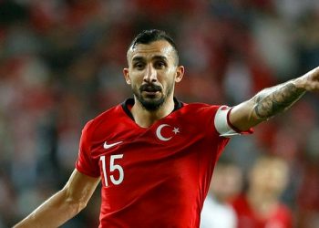 Mehmet Topal, futbolu bıraktı