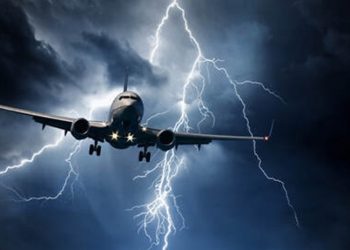 Meksika'da, yolcu uçağına yıldırım düştü