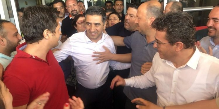 Menderes ve Yenikent belediye başkanları görevden uzaklaştırıldı