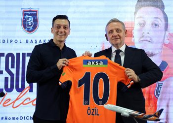 Mesut Özil, Başakşehir'e imzayı attı: Hedefim sadece huzurlu olmak ve futbol oynamak
