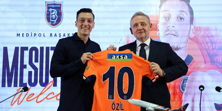 Mesut Özil, Başakşehir'e imzayı attı: Hedefim sadece huzurlu olmak ve futbol oynamak