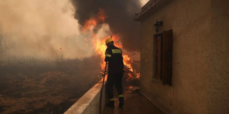 Midilli Adası'ndaki orman yangını evlere sıçradı